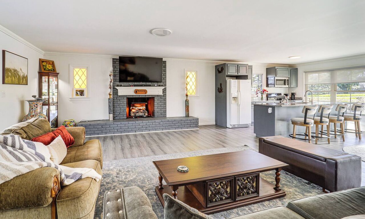 Spruce Pine House | ‘Mountain Golf’ Family Home w/Deck in Spruce Pine