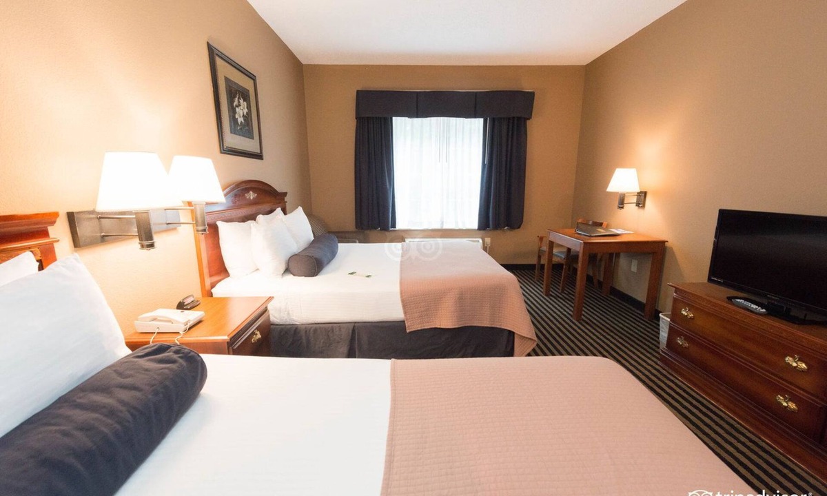 Flat Rock Hotel | Mountain Inn & Suites