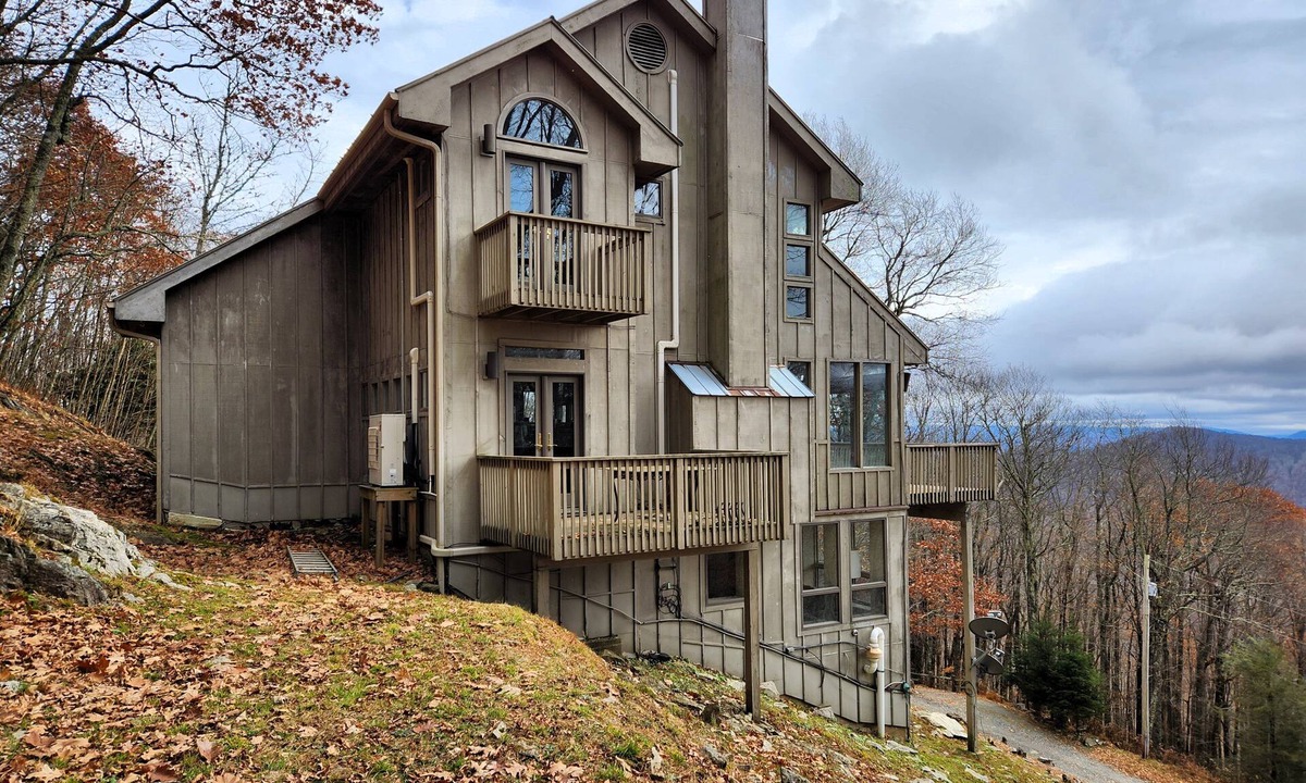 Wolf Laurel Cabin | Mountain View Getaway
