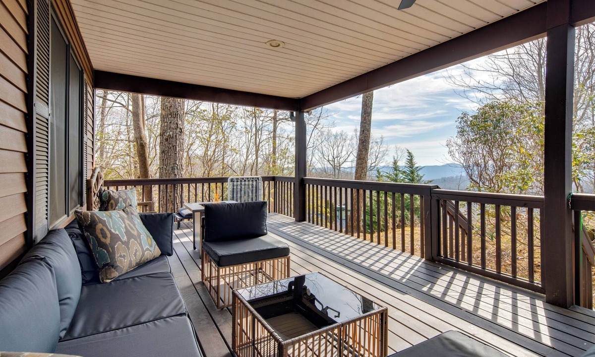 Laurel Park Cottage | Mtn-view Deck! Modern Retreat Near Jump Off Rock
