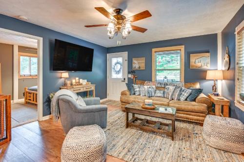 Almo House | Murray Cabin w/Hot Tub: Walk to Kentucky Lake!