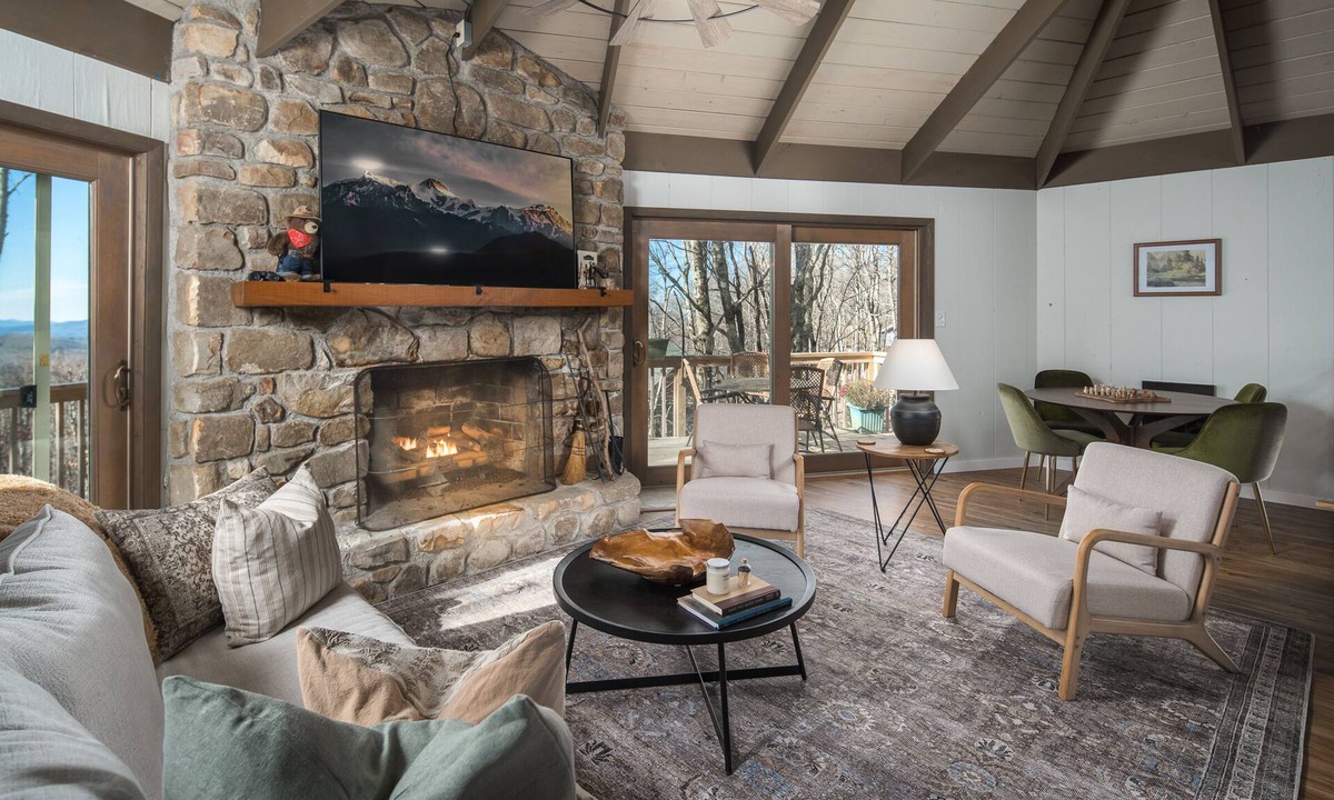 Beech Mountain Ski Chalet | NEW Listing! Stunning Sunset Views, 1 Mile to Resort + Fire Pit 1 King+1 Queen