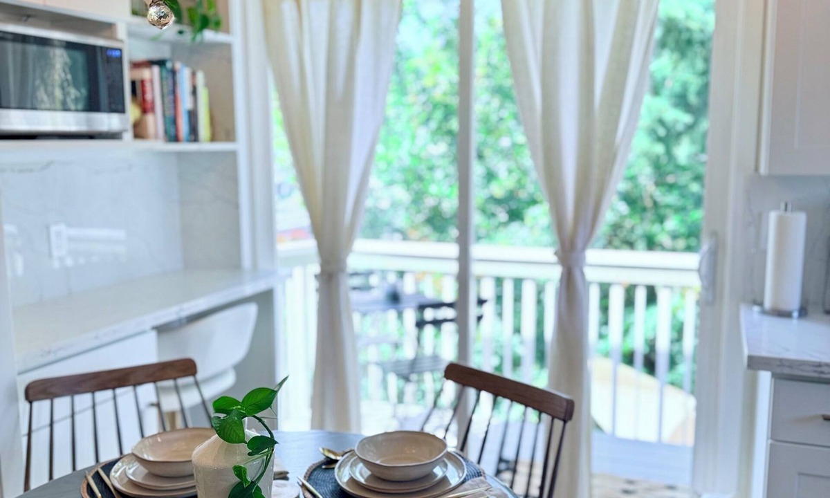 Ravenna House | NEW - modern comfort, remodeled, A/C, free parking
