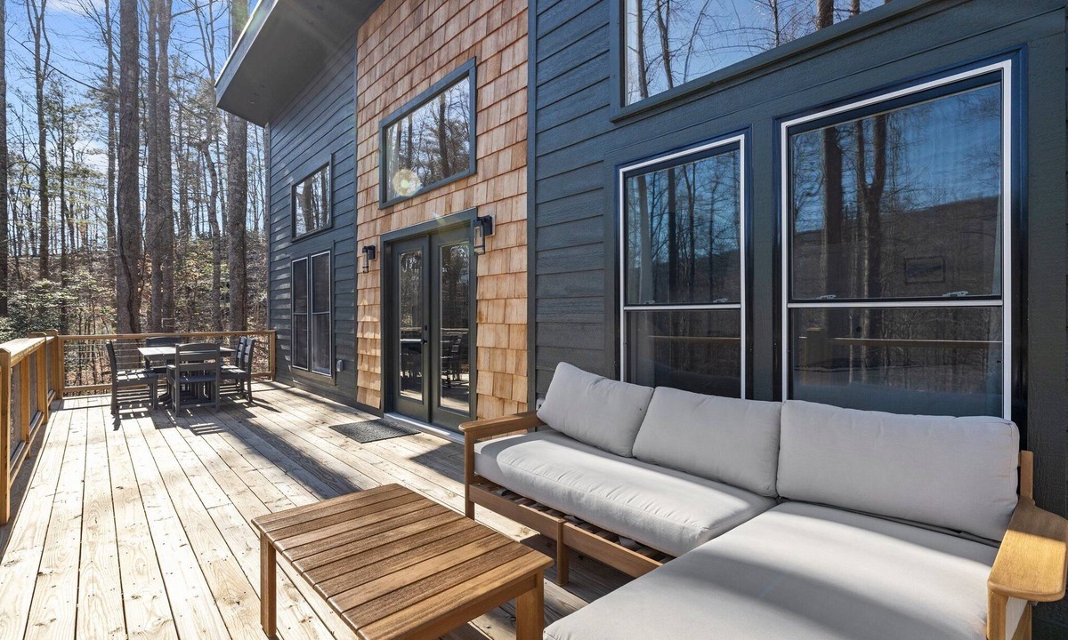 Frank House | NEW Mountain Modern Hideaway! - Walk to Disc Golf