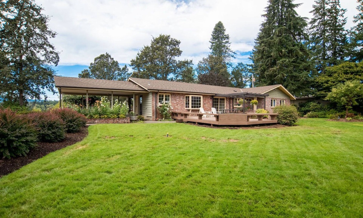 Scholls House | Newly Renovated! Peaceful Country Farmhouse with Hot Tub and Pool