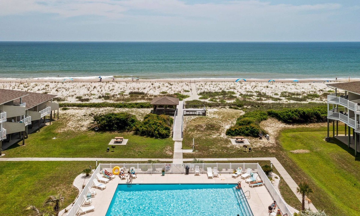 Long Beach Condo | Oceanfront Sunrise & Sunset Views – Oak Island
