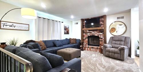 Page House | Paddleboards, Grill, Fire Pit, Air Hockey, WD, Brkfst, Sleeps 20