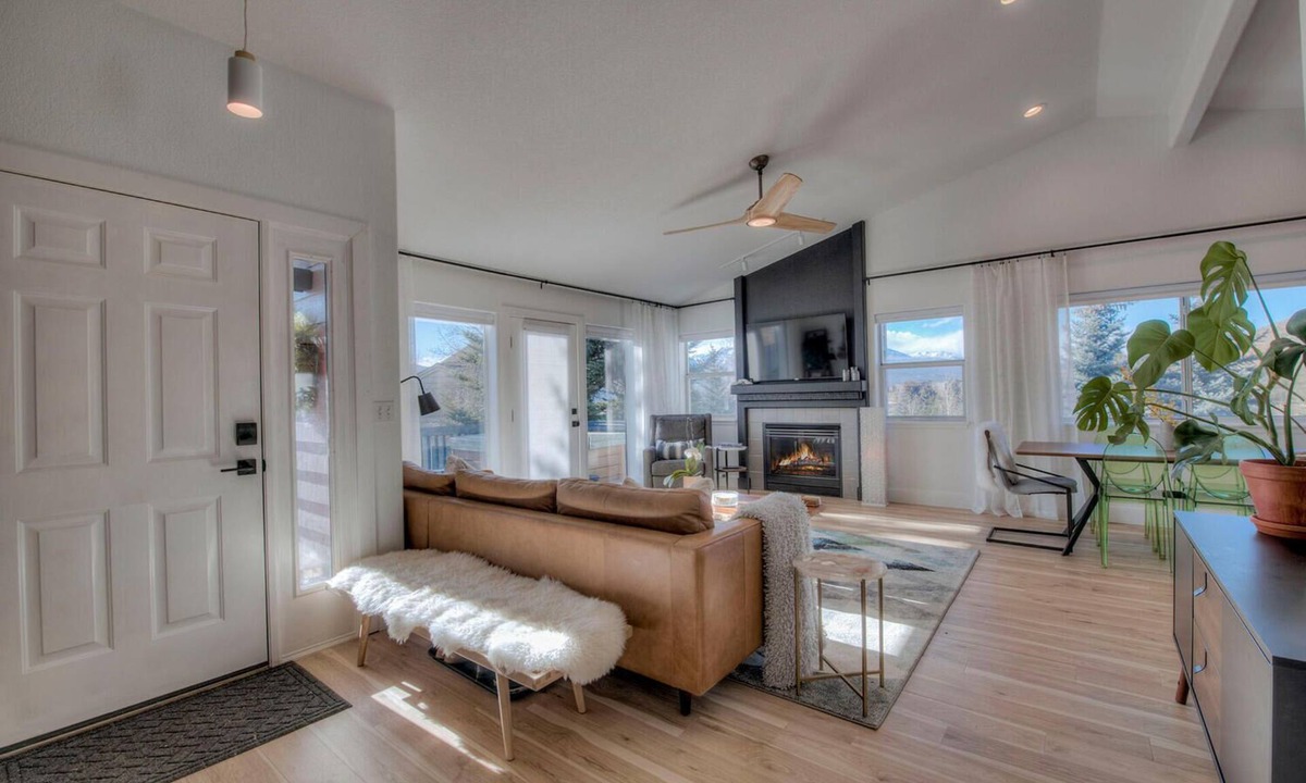 Corinthian Hills House | Panoramic Mountain View Retreat w/Hot Tub - 3/3 Designer Home Hike and Bike!