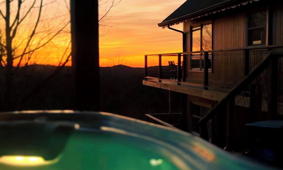 Seven Devils Cabin | PanoView Pickleball PoolTable Spa Kings Arcade Fire Table Fireplace Central