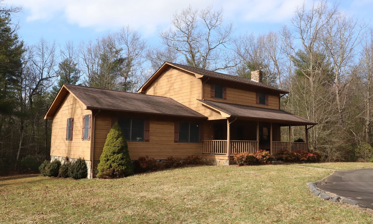 Glade Valley House | Peaceful 3BR 2.5 Bath Home Near Sparta NC & Blue Ridge Parkway Sleeps 6