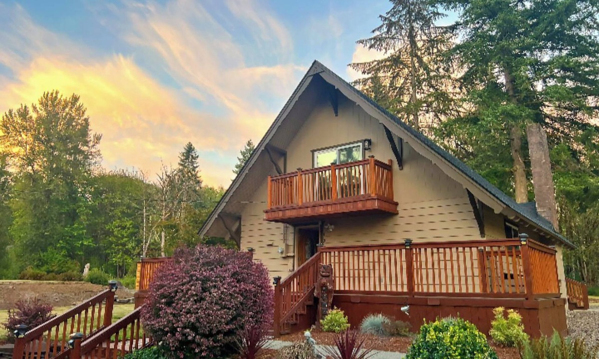 Silver Creek Cabin | Peaceful Cabin Retreat Near Mayfield Lake- Boating, Fishing, Hunting, Hiking