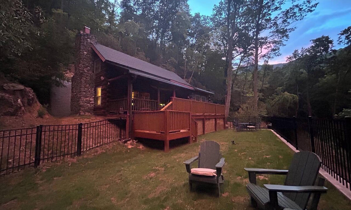 Montreat Cabin | Peaceful Tree-top 3 bedroom cabin with fireplace