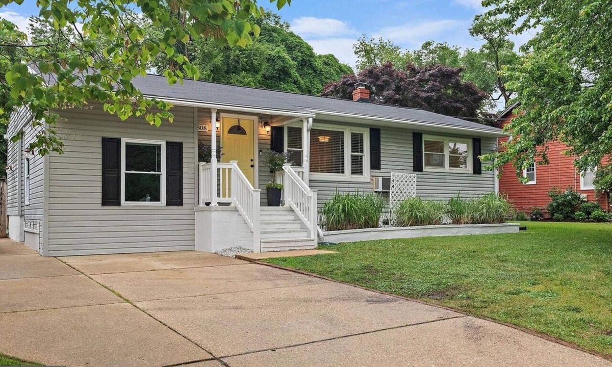 Annapolis House | Pet Friendly, 4 Bedrooms in Annapolis, MD less than 2 miles to Naval Academy.