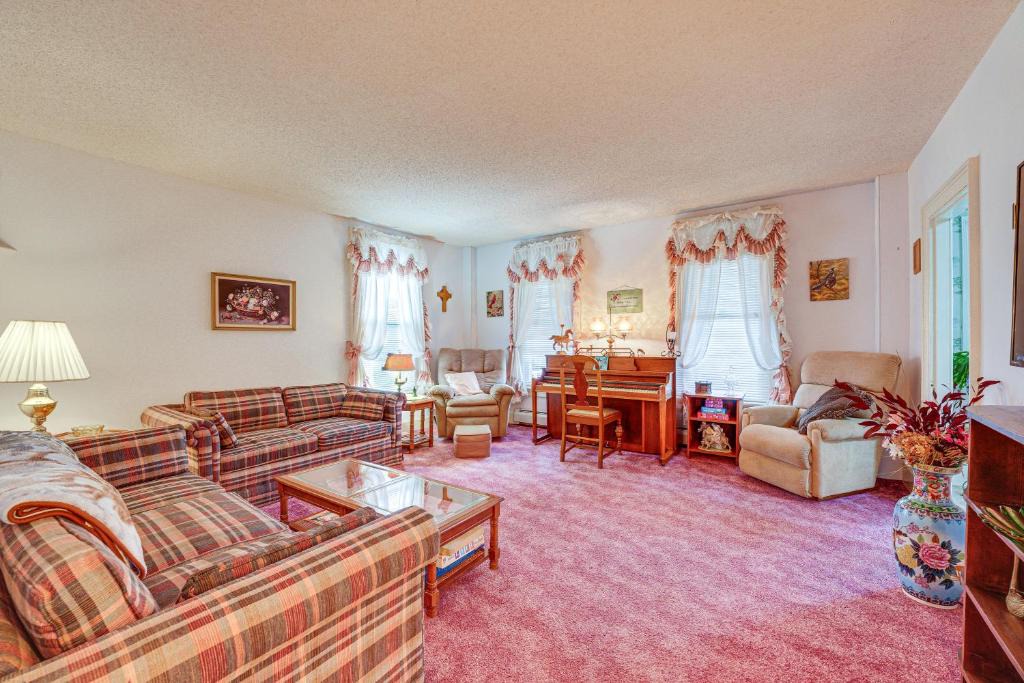 Farmersville Station House | Pet-Friendly Franklinville Farmhouse w/Sunroom!