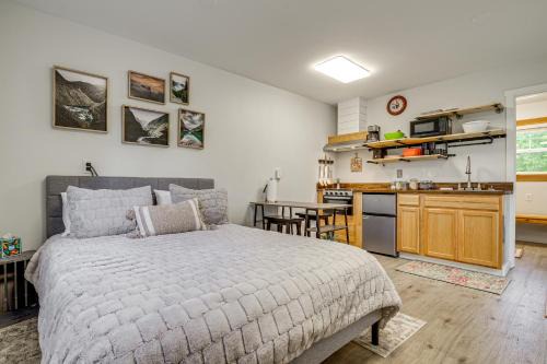Woods Creek Apartment | Pet-Friendly Quaint Cottage: Park-Like Setting
