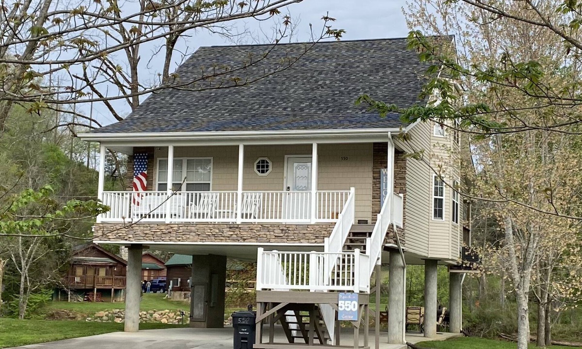 Pigeon Forge House | Pigeon River Cottage, river front, newly remodeled, 1 mile from Parkway.