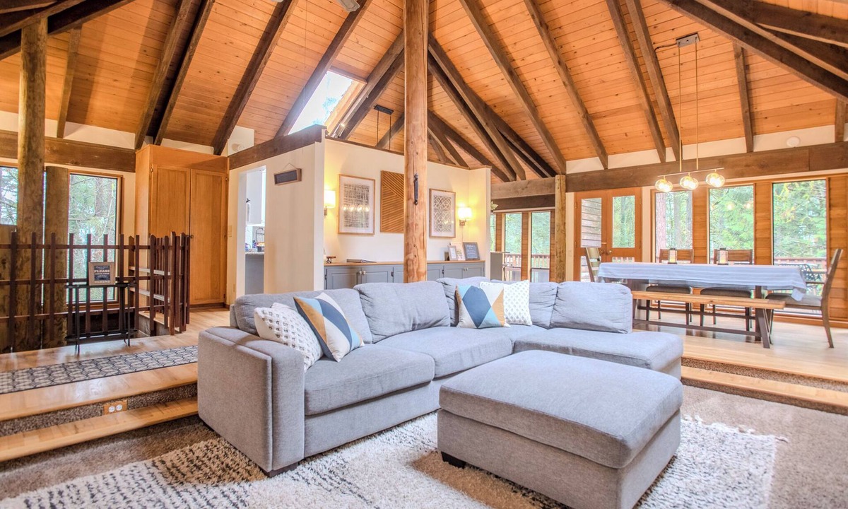 Beaverton Cabin | PNW Forest Cabin Hideaway - 5BR Near Wine Country, Nike & Intel