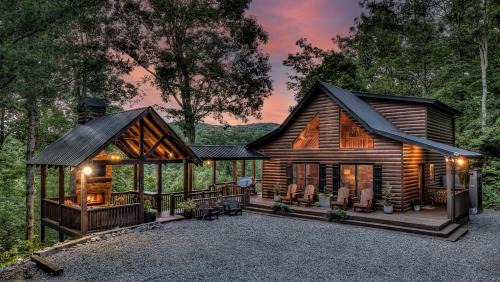 Ridgeline Vistas House | Points of View - Mountain View | Pet Friendly | Hot Tub | Pool Table | Air Hockey | Fire Pit