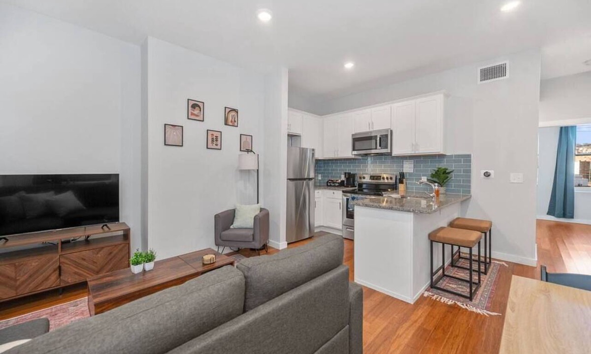 Over-the-Rhine Apartment | Prime OTR off Vine+Lux Queen Bed+Fast WiFi+Smart TV+ Sleeps 3ppl+2nd Fl