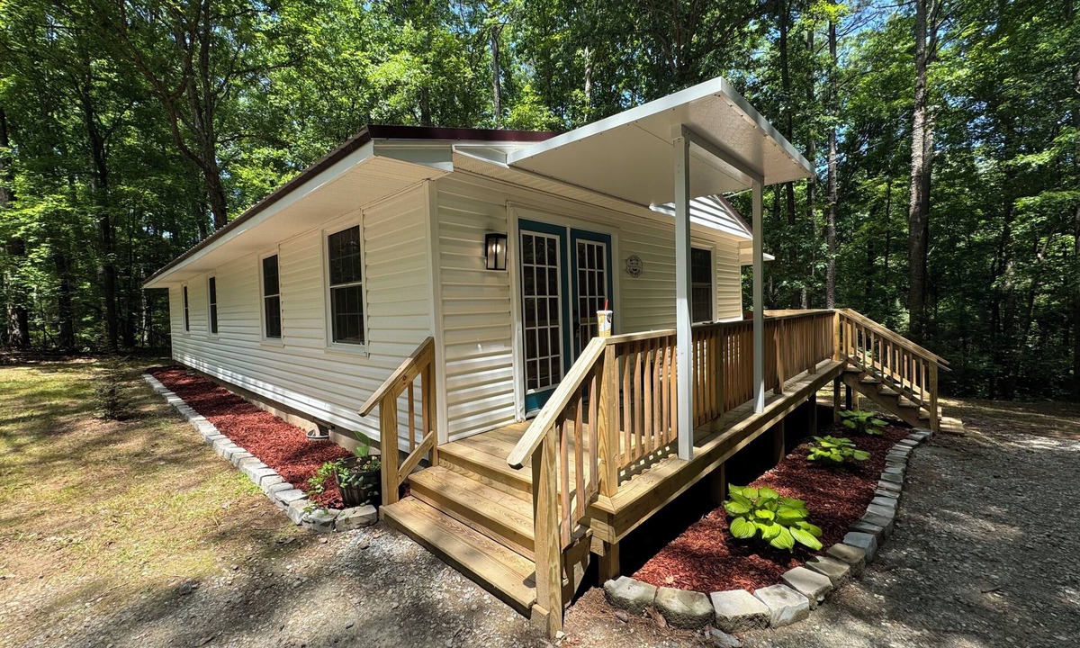 Macon House | Quaint 3-bedroom 2-bathroom house with all necessary features in welcoming Macon