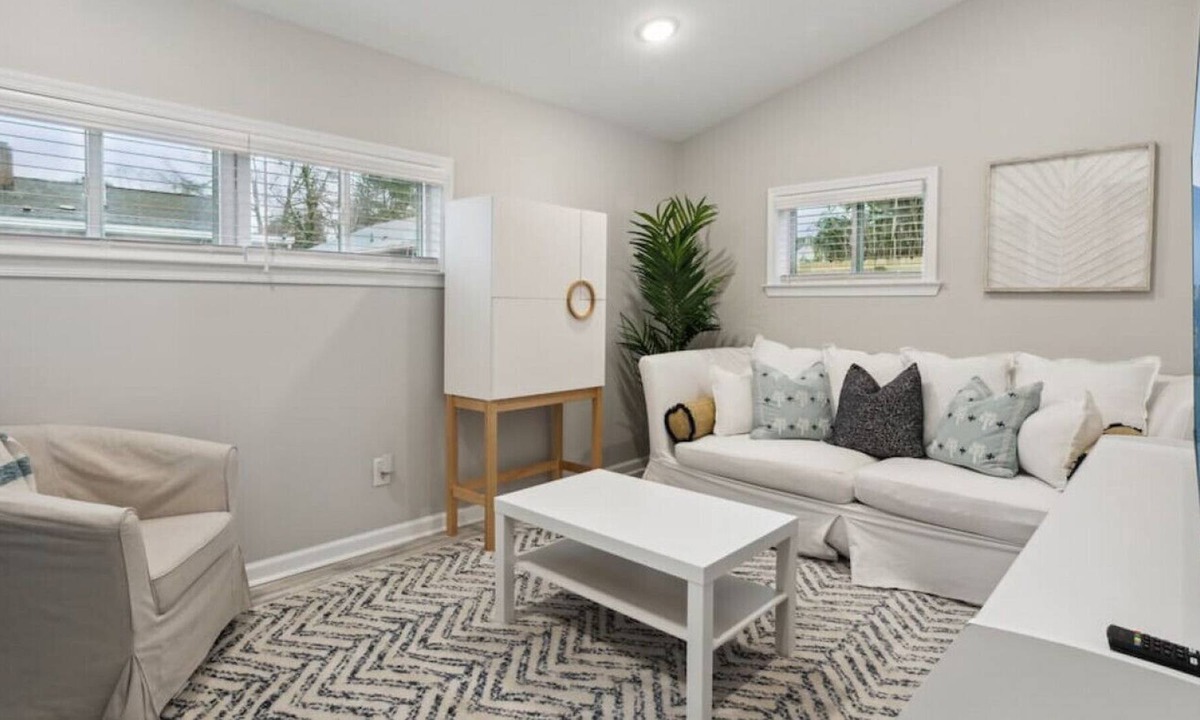 Buckroe Beach House | Quaint extended stay 1/1 next to beach