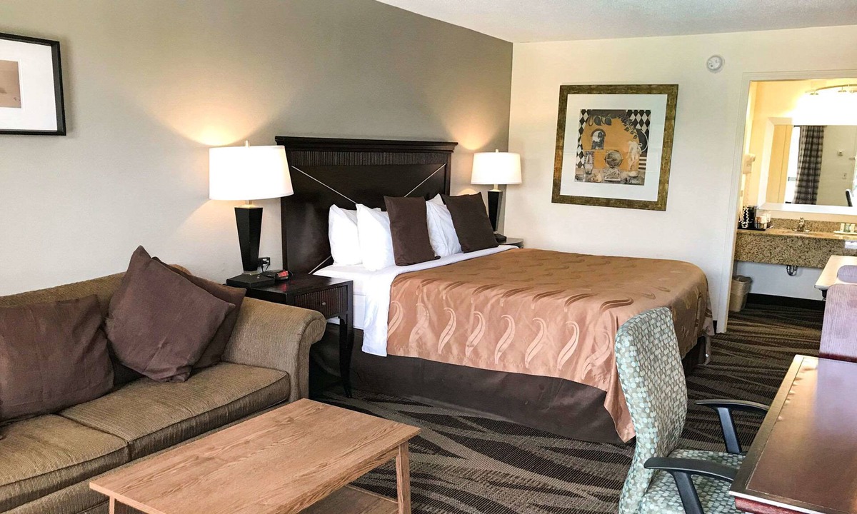 Rolling Road Farms Hotel | Quality Inn Windsor Mill - Baltimore