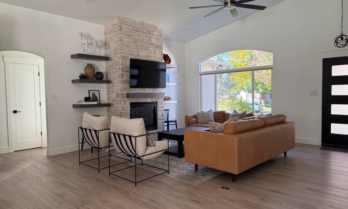 Redlands House | Redlands Retreat: Entire 4-bedroom home in Grand Junction, Colorado