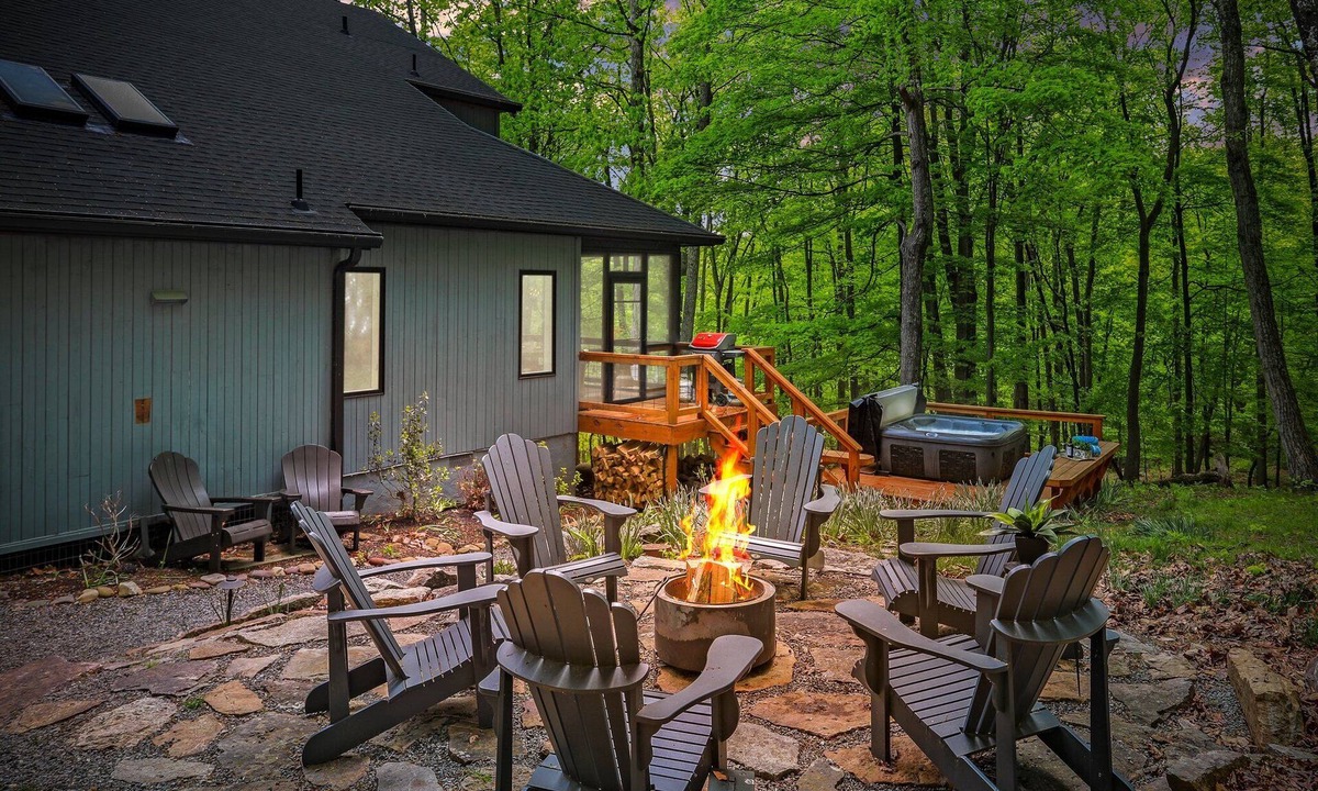 Berkeley Springs House | 🕶️RELAX Here☀️WOW🌱5 bdrm 6 ba🫧PREMIER HOST😎5 STAR Mountainside getaway🪷HOT TUB