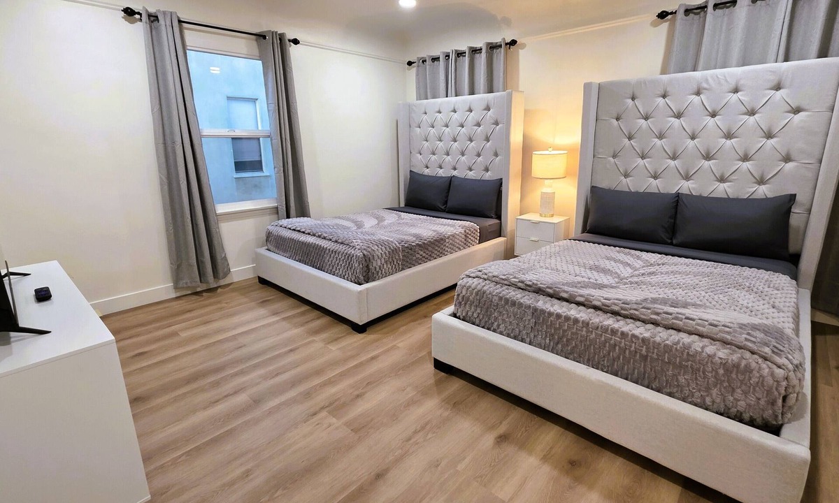 Beverly Hills Apartment | Renovated Three Bedroom Near Cedars Sinai and Beverly Hills With Parking