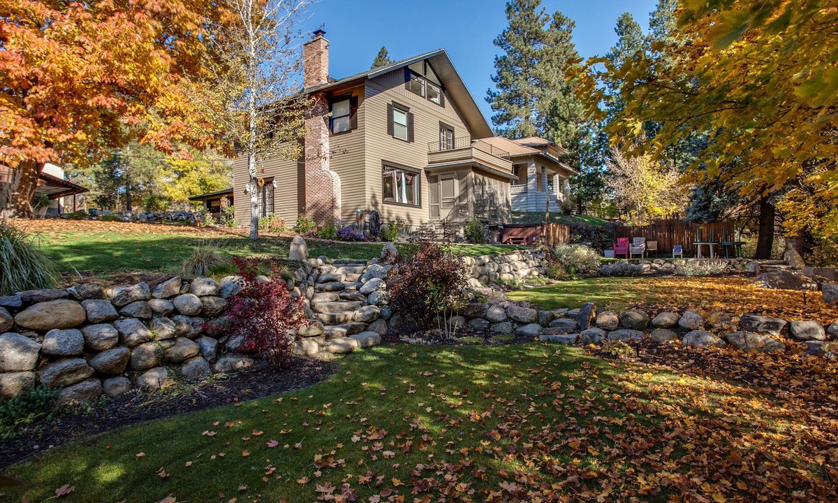 Leavenworth House | River's Echo: Downtown Leavenworth, Hot Tub, Walk Everywhere, Family Friendly!