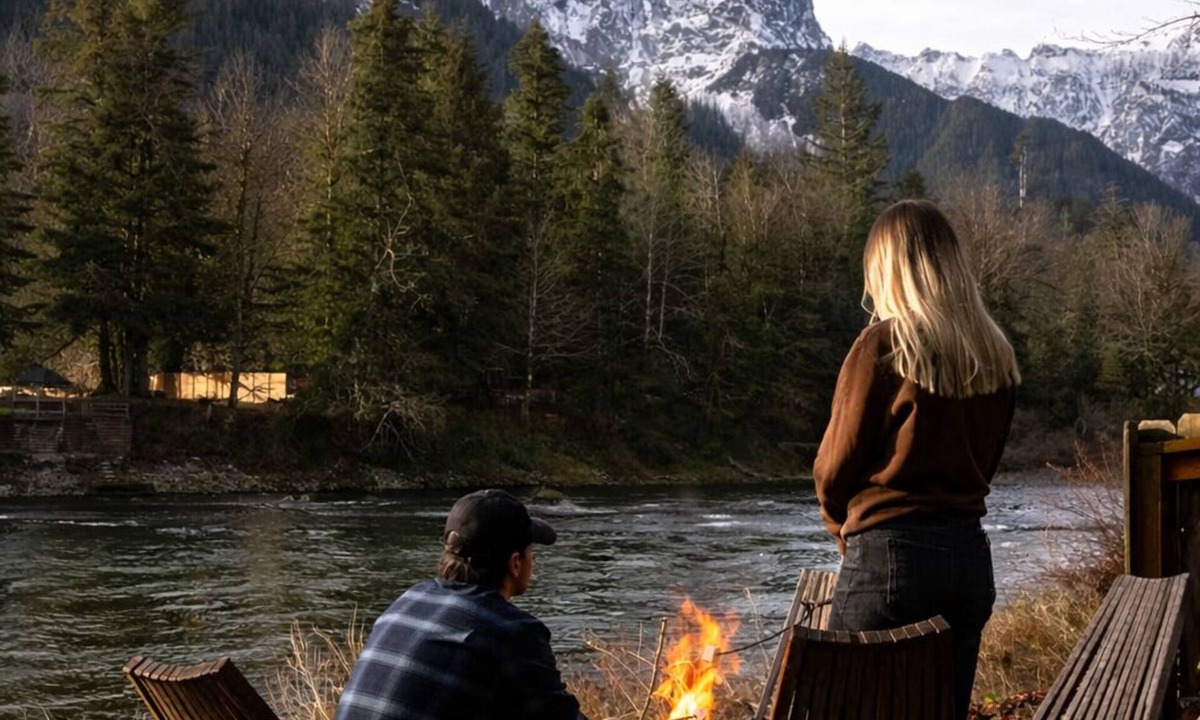 Gold Bar Cabin | Riverfront Cabin: Iconic Mt. Index Views & Hot Tub