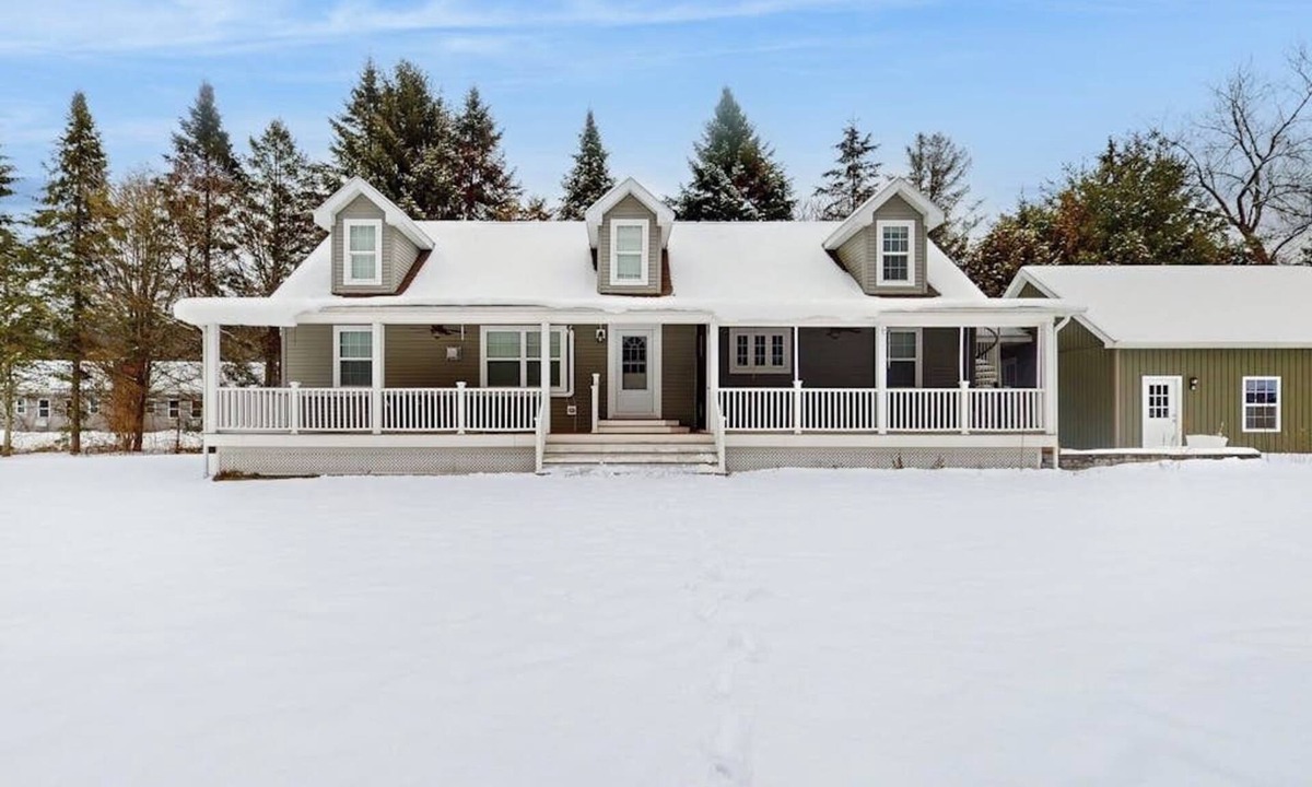 Arlington House | Riverfront, dog-friendly, mountain views, a/c, deck, ski nearby, gas stove, w/d