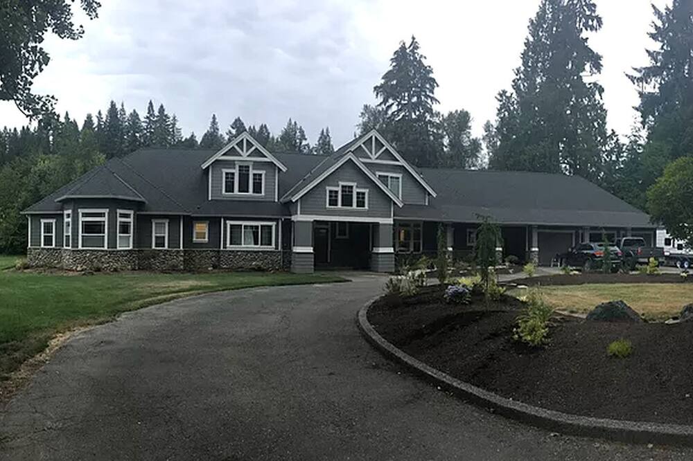 Granite Falls Cabin | Riverfront Romantic Getaway Rental near Mount Pilchuck in Granite Falls, Washington
