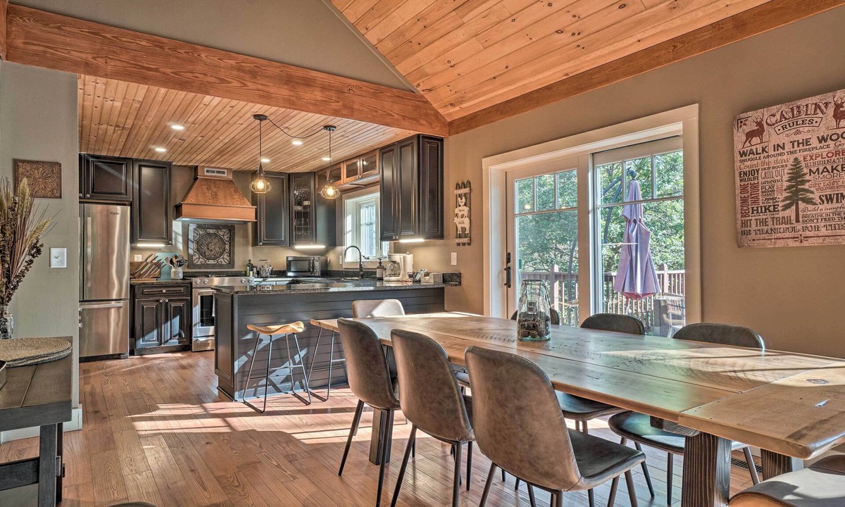 Lakemont Cottage | Riverfront Tallulah Falls Cabin w/Hot Tub!