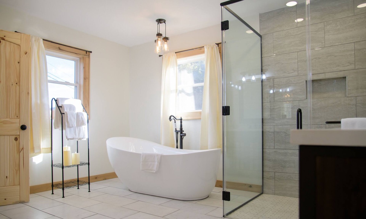 Cherokee House | Romantic Getaway, Soaking Tub, 2 King Beds, Hot Tub, Motorcycle Accessible