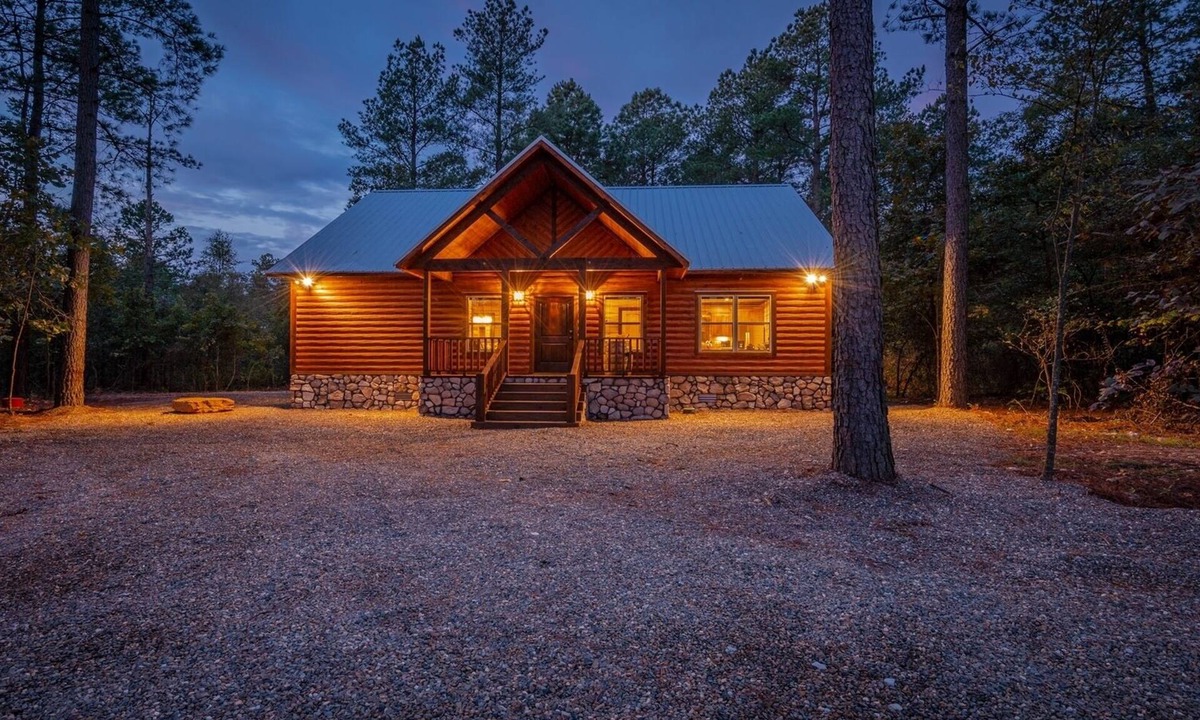 Hochatown Cabin | Romantic Music-Inspired Cabin with Hot Tub, Spa Bath, Outdoor TV & Fireplaces