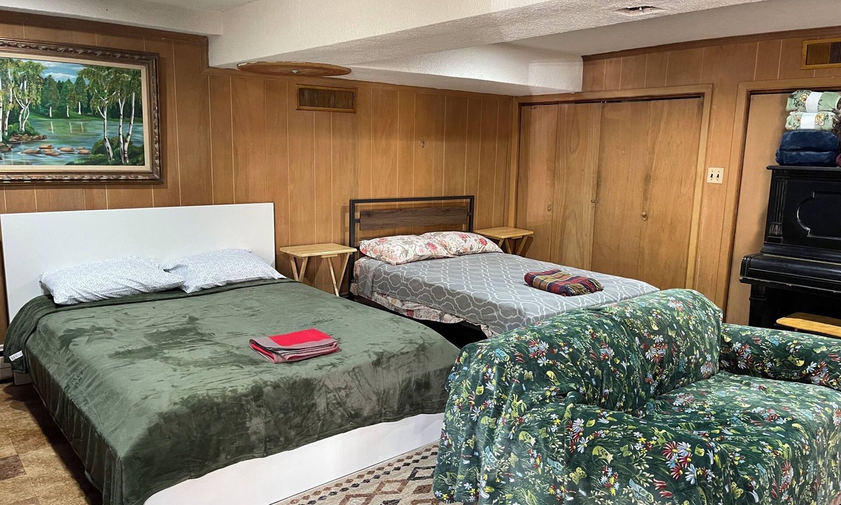 Silver Spring House | Room with Two DB Beds, Bathroom, Fridge, MW, TV, Wifi - 1 guest 64, 2 guests 120