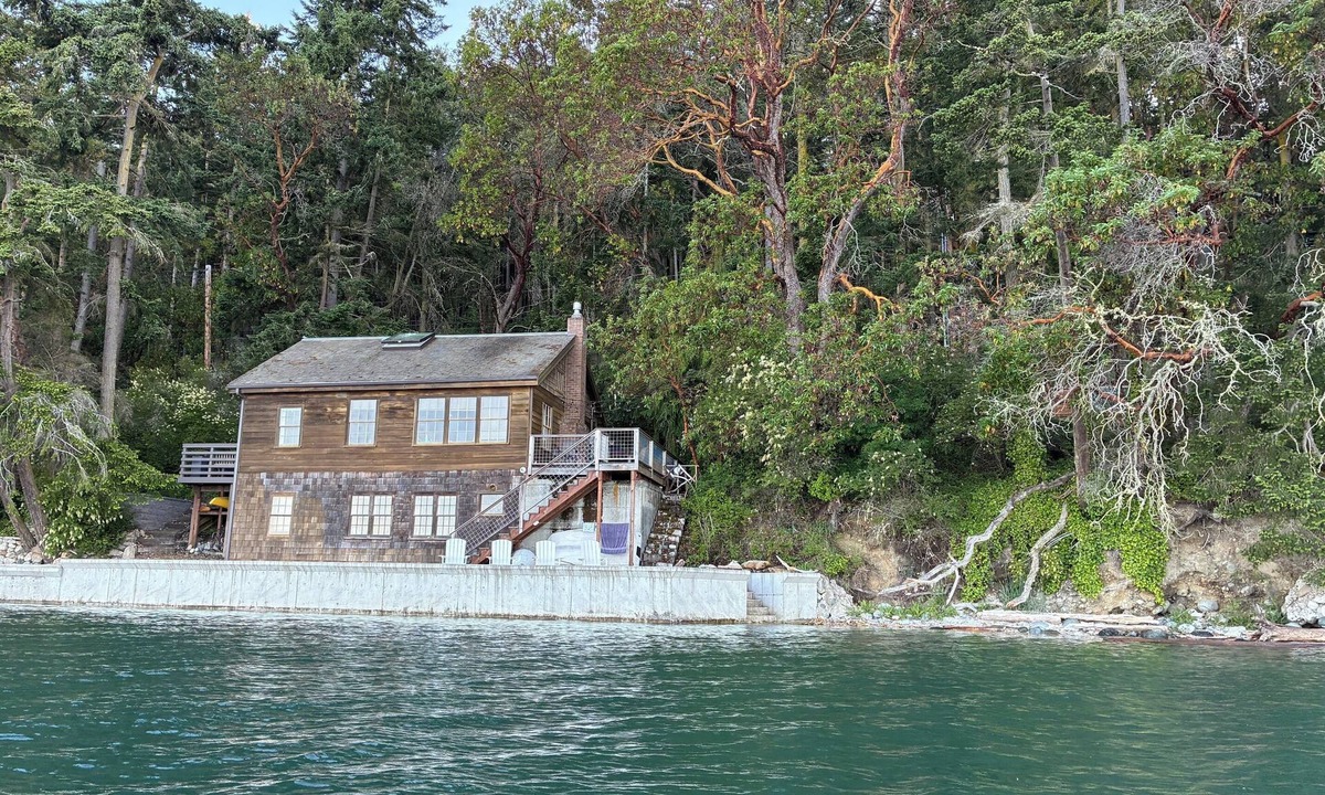 Coupeville Cabin | Rustic cabin w/modern amenities right on the beach-great views & access-dogs ok!