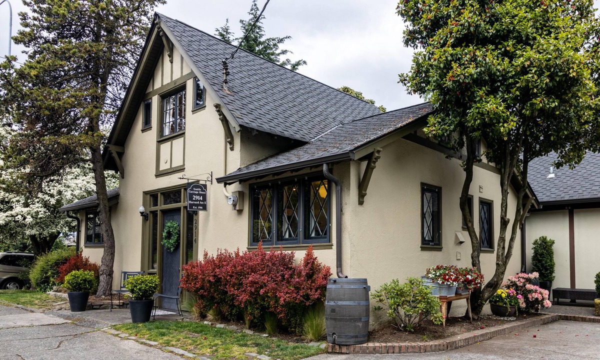 Eastlake Cottage | Seattle Carriage House: Private Urban Retreat with Chickens
