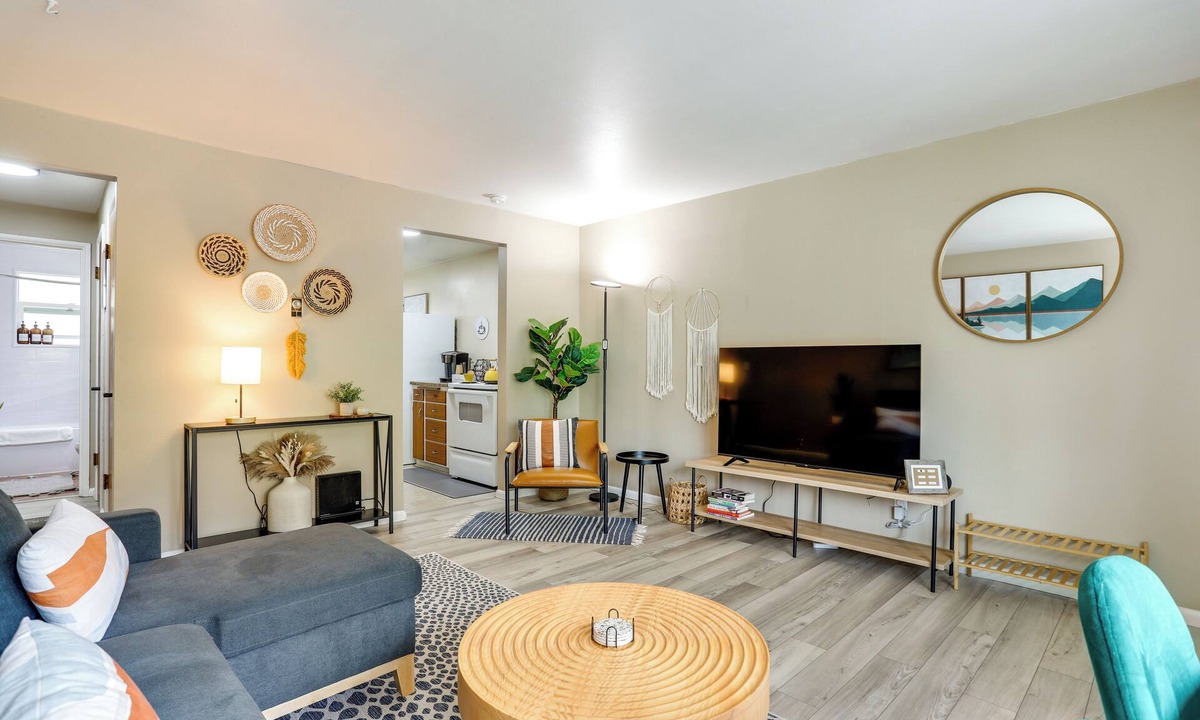 Ballard Apartment | Seattle Scandi-boho Gem: Walk to Waterfront!
