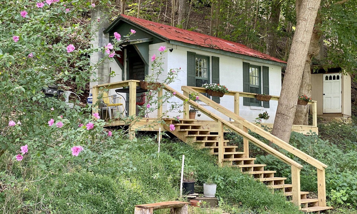 Shepherdstown Cabin | ❤️ Secluded 1940s Romantic Tiny House on the River