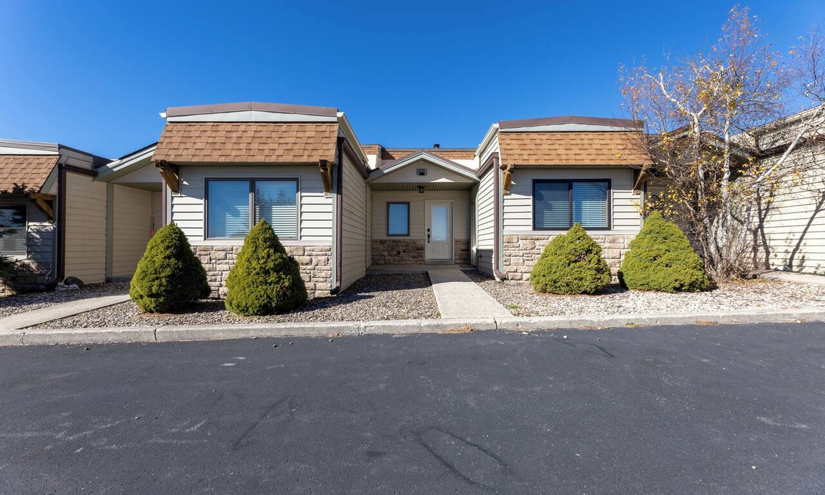 Edray House | Shamrock 4 Bed, 3 Bath, Indoor Bike Storage, New Granite Counters, Space for All