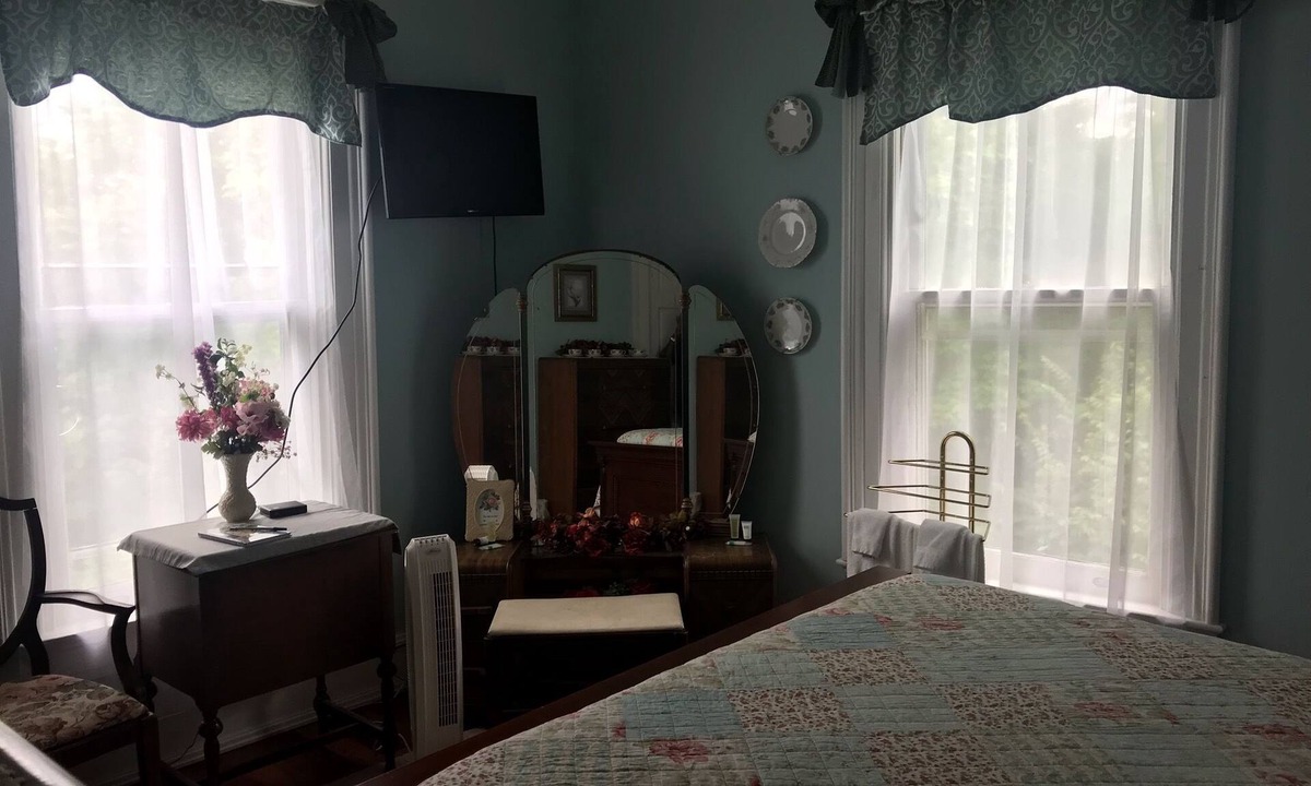 Roselawn Finance Bed & Breakfast | Six Acres Bed & Breakfast