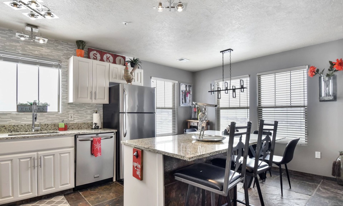 Park City Condo | Ski The Best At A Great Price! 2 Minutes From Deer Valley Gondola.