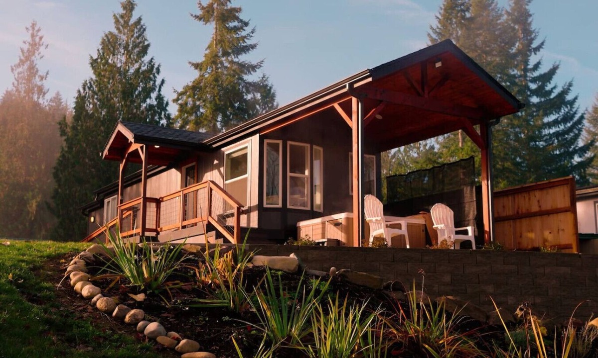 Monroe Cottage | Skyriver Escape Riverfront With Hot Tub