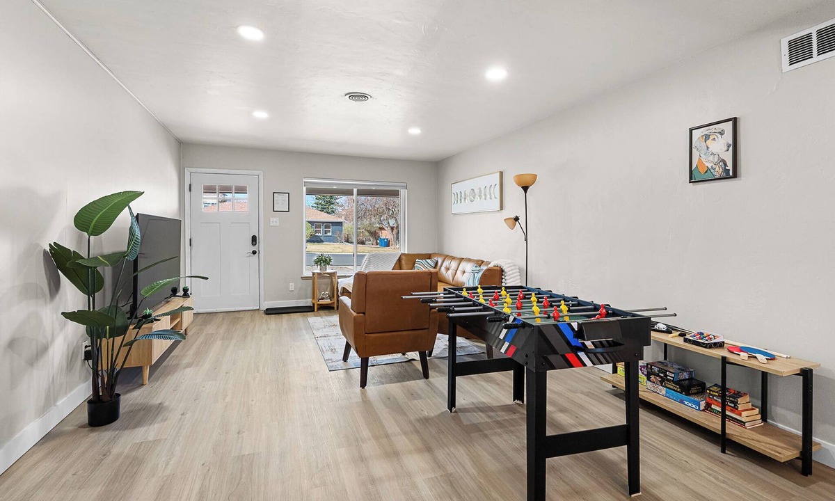 Jewell Heights - Hoffman Heights House | Sleeps 12 · Game Room · Foosball · Yard BBQ · 3BR Near Anschutz & Denver