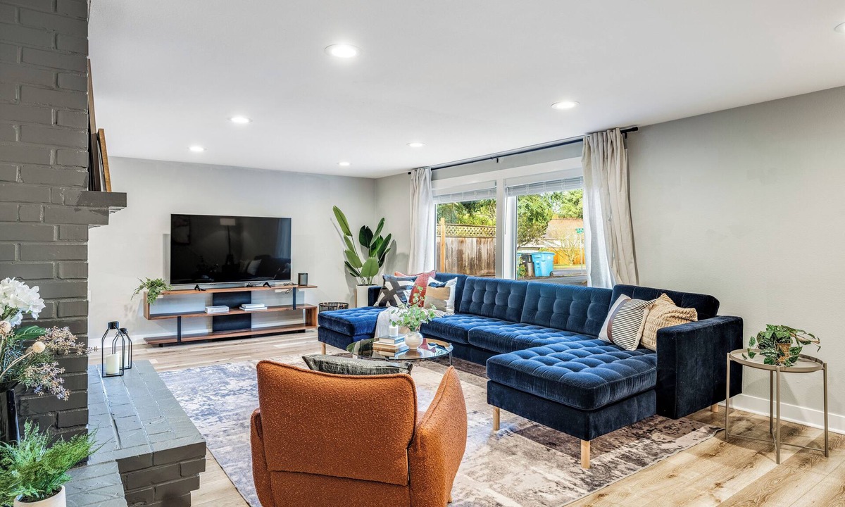 Hillwood House | Sleeps 18 · Triplex · 9BR · 3 Kitchens · 1 Yard