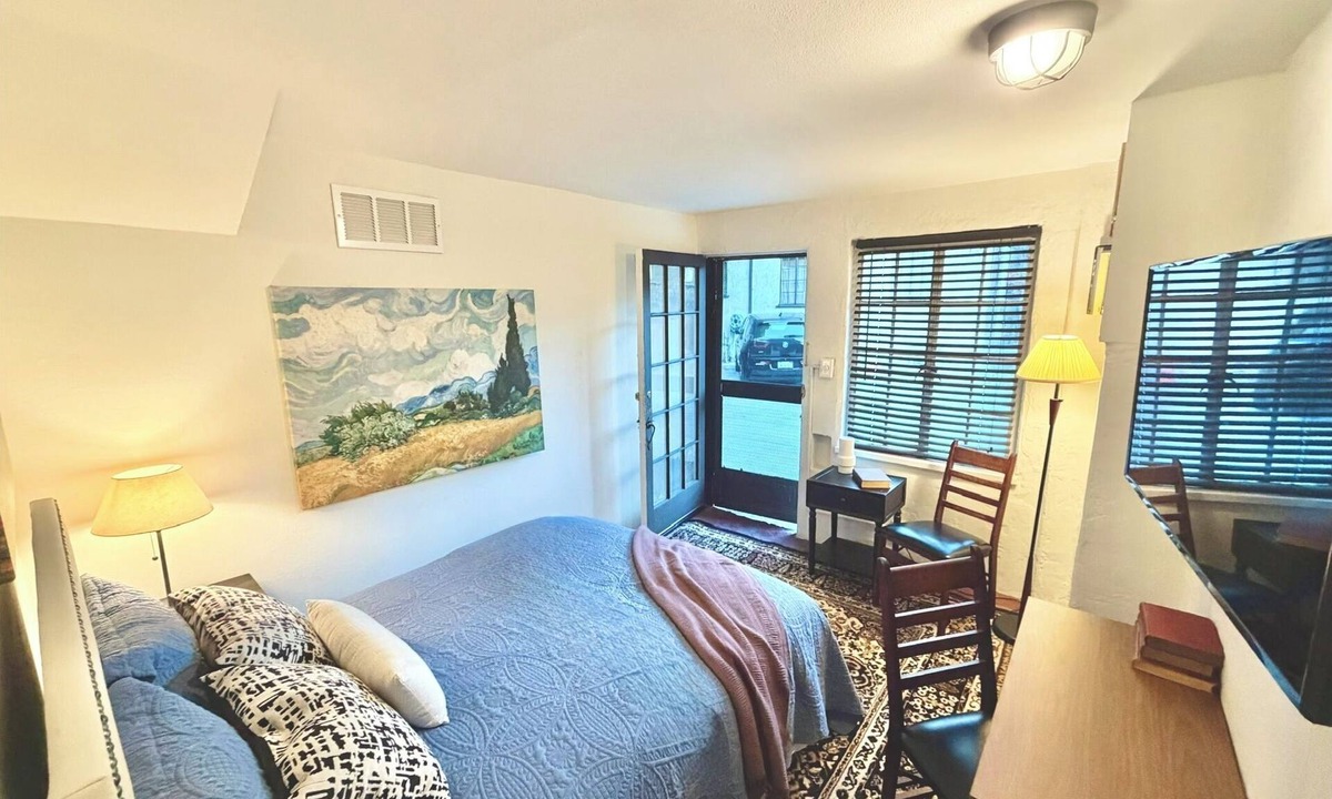 Beachwood Canyon Apartment | Small studio apartment, Beachwood Canyon. Summer rental only.
