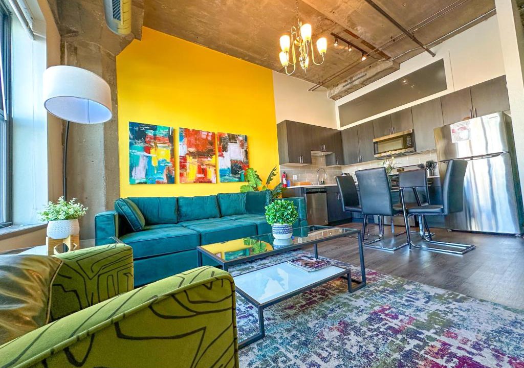 Near South Side Apartment | Spacious 2BR South Loop Suite with Skyline View, Optional Parking and Gym Access Close to McCormick Place, Grant Park, Museum Campus & CTA Lines