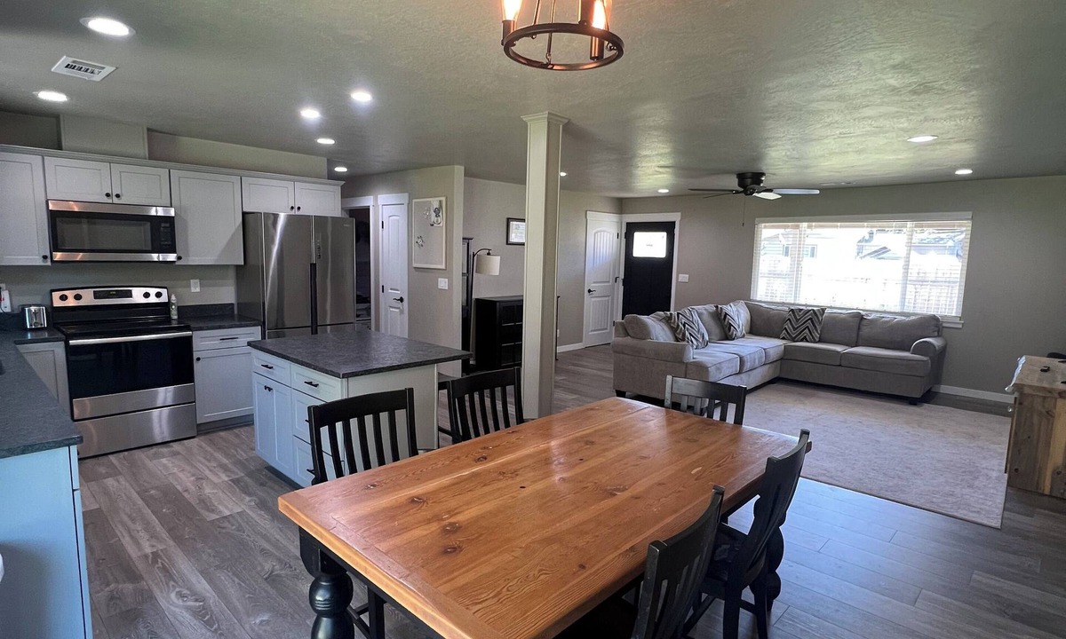 Grants Pass House | Spacious 4 bedroom 2 bath house across from the Rogue River with big fenced yard